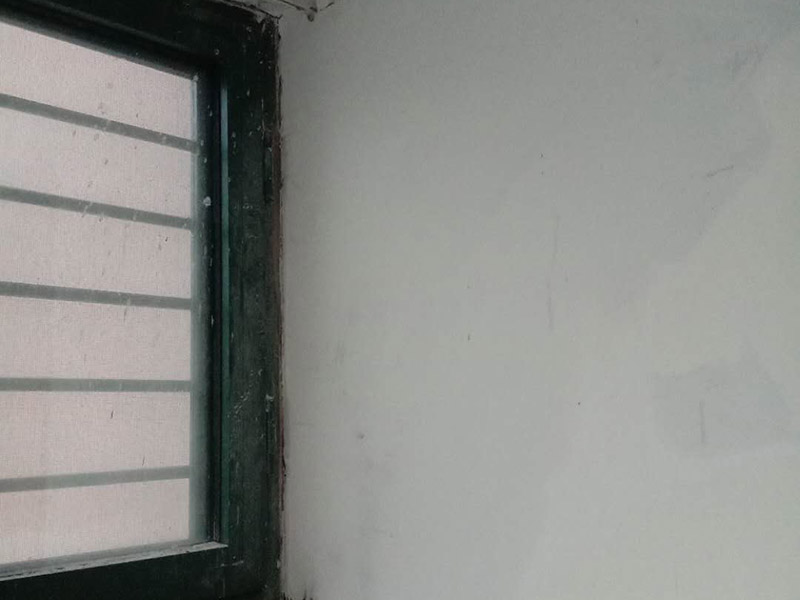 窗框打防水膠案例：窗框與墻體固定時，先固定上框，后固定邊框，采用塑料膨脹螺栓固定。各樓層窗框安裝時均應(yīng)橫向、豎向拉通線，各層水平一致，上下順直?？蚺c洞口之間的伸縮縫內(nèi)腔均采用閉孔泡沫塑料，發(fā)泡劑等彈性材料填塞，表面用密封膠密封。 鋁合金門窗防水膠，為了門窗的密封保溫不走風(fēng)，建議在縫隙的3倍基礎(chǔ)上施膠、用抹布打濕水清理表面灰塵、晾干后開始施膠，施膠過程保持勻速、盡量在門窗兩面施打密封膠。