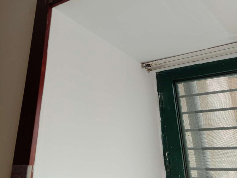 陽(yáng)臺(tái)墻面翻新：首先在做翻新的時(shí)候一定要把之前的墻面給處理干凈，粉化嚴(yán)重的一定要鏟除干凈。由于之前的墻面有刷過油漆和乳膠漆，所在做完鏟除后一定要做打磨處理，將原來墻體上的結(jié)實(shí)的表皮及浮沉全部清理掉，如果說墻體出現(xiàn)小部分的凹陷以及裂縫的話可以用膩?zhàn)由晕⑻钛a(bǔ)一下。清理干凈的墻面一定要刷一道底漆，墻面底漆的主要作用就是抗堿防潮、封固基材、保護(hù)面漆、提高面漆的質(zhì)量以及遮蓋力。尤其是對(duì)老房子進(jìn)行翻新的時(shí)候底漆是特別的重要，如果說是直接的上面漆的話墻面就很容易起泡發(fā)霉，時(shí)間不久后就會(huì)再一次出現(xiàn)脫落現(xiàn)象，不能重蹈覆轍。