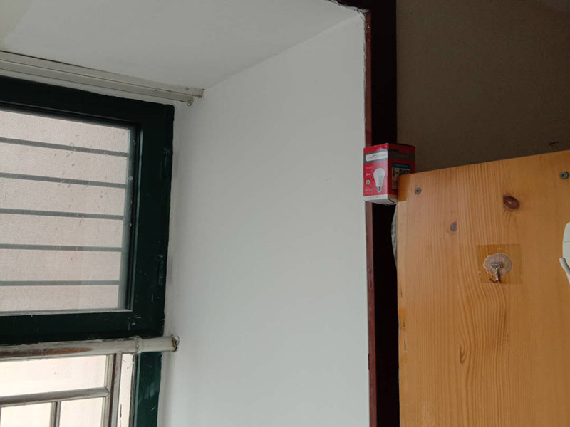 陽(yáng)臺(tái)墻面翻新：首先在做翻新的時(shí)候一定要把之前的墻面給處理干凈，粉化嚴(yán)重的一定要鏟除干凈。由于之前的墻面有刷過油漆和乳膠漆，所在做完鏟除后一定要做打磨處理，將原來墻體上的結(jié)實(shí)的表皮及浮沉全部清理掉，如果說墻體出現(xiàn)小部分的凹陷以及裂縫的話可以用膩?zhàn)由晕⑻钛a(bǔ)一下。清理干凈的墻面一定要刷一道底漆，墻面底漆的主要作用就是抗堿防潮、封固基材、保護(hù)面漆、提高面漆的質(zhì)量以及遮蓋力。尤其是對(duì)老房子進(jìn)行翻新的時(shí)候底漆是特別的重要，如果說是直接的上面漆的話墻面就很容易起泡發(fā)霉，時(shí)間不久后就會(huì)再一次出現(xiàn)脫落現(xiàn)象，不能重蹈覆轍。