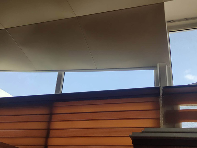 集成吊頂維修案例：1、精確測(cè)量安裝面積，做好安裝準(zhǔn)備。2、安裝收邊線。3、打膨脹螺絲釘，懸掛吊桿4、安裝吊鉤，吊頂裝輕鋼龍骨。5、把安裝好掛片的三角龍骨緊帖輕鋼龍骨垂直方向在輕鋼龍骨下方。6、將扣板壓入三交龍骨縫中，確定互相垂直。7、安裝電器。