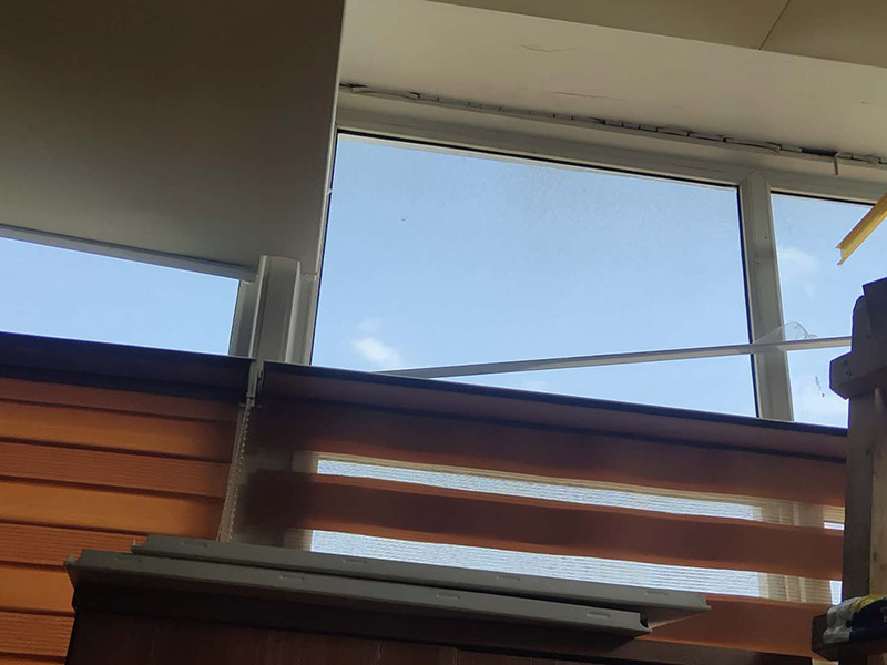 集成吊頂維修案例：1、精確測(cè)量安裝面積，做好安裝準(zhǔn)備。2、安裝收邊線。3、打膨脹螺絲釘，懸掛吊桿4、安裝吊鉤，吊頂裝輕鋼龍骨。5、把安裝好掛片的三角龍骨緊帖輕鋼龍骨垂直方向在輕鋼龍骨下方。6、將扣板壓入三交龍骨縫中，確定互相垂直。7、安裝電器。