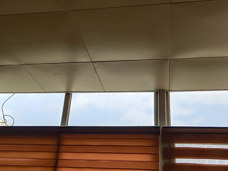 集成吊頂維修案例：1、精確測(cè)量安裝面積，做好安裝準(zhǔn)備。2、安裝收邊線。3、打膨脹螺絲釘，懸掛吊桿4、安裝吊鉤，吊頂裝輕鋼龍骨。5、把安裝好掛片的三角龍骨緊帖輕鋼龍骨垂直方向在輕鋼龍骨下方。6、將扣板壓入三交龍骨縫中，確定互相垂直。7、安裝電器。