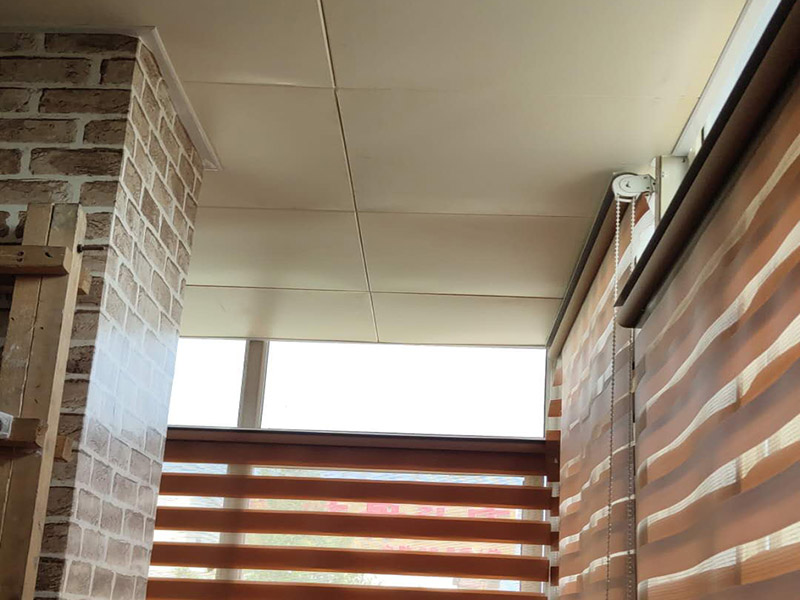 集成吊頂維修案例：1、精確測(cè)量安裝面積，做好安裝準(zhǔn)備。2、安裝收邊線。3、打膨脹螺絲釘，懸掛吊桿4、安裝吊鉤，吊頂裝輕鋼龍骨。5、把安裝好掛片的三角龍骨緊帖輕鋼龍骨垂直方向在輕鋼龍骨下方。6、將扣板壓入三交龍骨縫中，確定互相垂直。7、安裝電器。