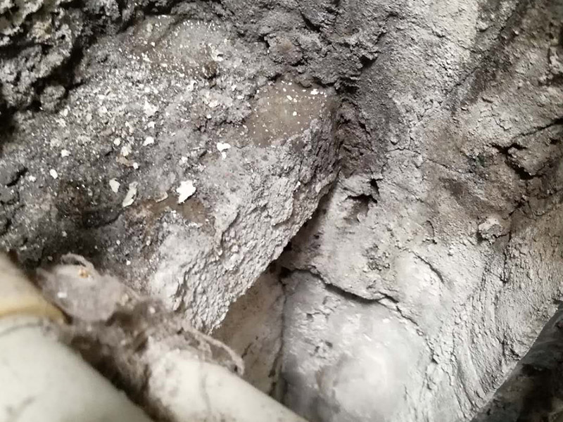 墻內(nèi)滲水看現(xiàn)場：在發(fā)現(xiàn)墻面有滲水情況發(fā)生的時候，我們一定要先了解一下是不是因?yàn)閴γ娈?dāng)中的水管破裂，如果是這方面的原因，這個時候我們就要及時的修補(bǔ)了，或者是更換水管了，在換前要先關(guān)掉水閥門，確定不會有水流出，然后再進(jìn)行下去。 如果墻面漏水，也許是因?yàn)榉浪龊玫牟缓?，我們在設(shè)計(jì)墻面的時候都是會做防水的，尤其是衛(wèi)生間與廚房了，這兩個地方都是會有漏水情況發(fā)送到 ，一旦發(fā)現(xiàn)是防水出了問題，我們就要對房屋防水進(jìn)行修補(bǔ)了。