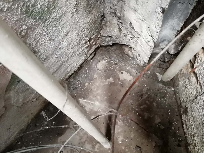 墻內(nèi)滲水看現(xiàn)場：在發(fā)現(xiàn)墻面有滲水情況發(fā)生的時候，我們一定要先了解一下是不是因?yàn)閴γ娈?dāng)中的水管破裂，如果是這方面的原因，這個時候我們就要及時的修補(bǔ)了，或者是更換水管了，在換前要先關(guān)掉水閥門，確定不會有水流出，然后再進(jìn)行下去。 如果墻面漏水，也許是因?yàn)榉浪龊玫牟缓茫覀冊谠O(shè)計(jì)墻面的時候都是會做防水的，尤其是衛(wèi)生間與廚房了，這兩個地方都是會有漏水情況發(fā)送到 ，一旦發(fā)現(xiàn)是防水出了問題，我們就要對房屋防水進(jìn)行修補(bǔ)了。