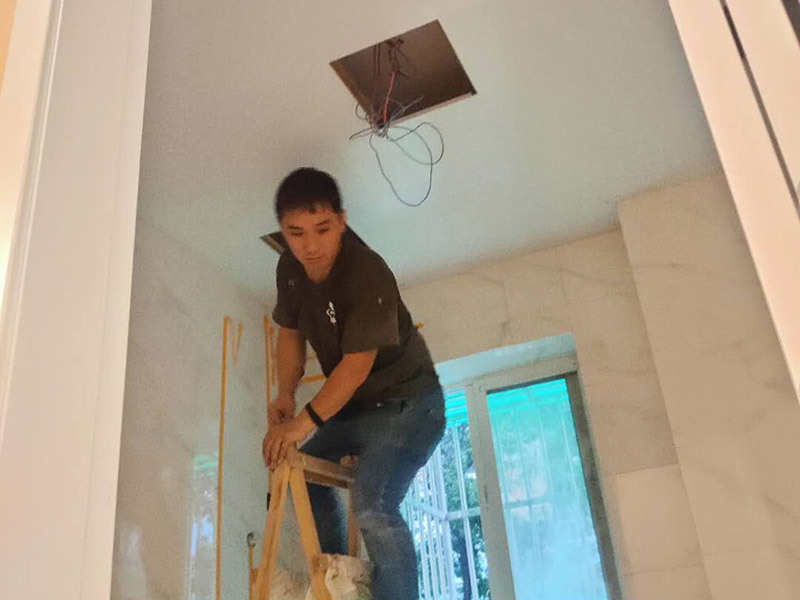 衛(wèi)生間吊頂安裝:1、首先先明確電器及龍骨的具體位置，然后再確定吊頂安裝高度，浴霸的高度一般在2.1m-2.3m之間即可。 2、確保安裝水平，用螺絲或膠水固定角線，在轉彎的地方它的對角應拼貼整齊，不留明顯縫隙。 3、然后打孔定位，按具體所需長度來切割并進行組裝，應將吊桿螺絲緊固于鉆孔中。 4、接下來是安裝龍骨，將主龍骨安裝在吊桿螺絲下的固定環(huán)，再將三角龍骨固定在主龍骨上。等到裝好以后再進行適當的調節(jié)，逐漸緊固連接處螺絲，以確保平直。 5、接著按要求安裝相應的電器，其中固定架安裝要牢固。電器要符合尺寸和承重要求，不易發(fā)生事故；對于裸露的電線需做好保護。接好電器、按鍵，做通電試驗；裝好后用皮錘做調整，不留縫隙。