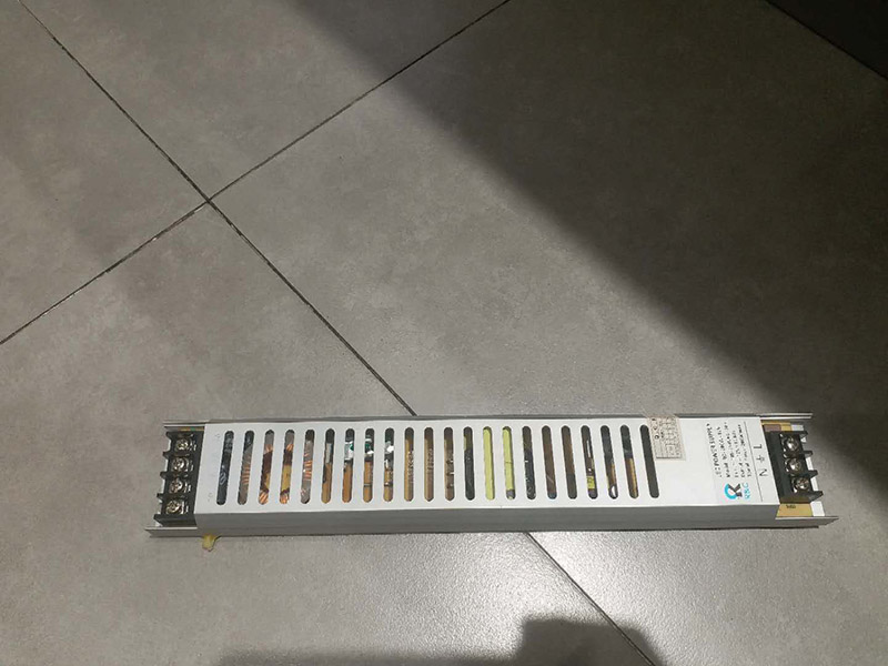 商場燈箱維修:為了工作人員的安全，最好先斷開電源，拔下插頭，不要將漏電保護(hù)器，當(dāng)作電源開關(guān)使用，這樣很危險(xiǎn)，一點(diǎn)不科學(xué)合理。進(jìn)行電器原件檢查，先逐個(gè)排除原因，檢查要求細(xì)致，若電源線進(jìn)入孔，鎮(zhèn)流器輸入，輸出接線柱，燈座上的電線等等。燈箱片尺寸一定要與導(dǎo)光板尺寸相符，不要過大或過小，若不合適，會(huì)影響展示效果和燈箱內(nèi)部的熱量散出，也會(huì)適當(dāng)?shù)臏p少使用壽命。查看燈箱上部電源線時(shí)，要確認(rèn)電源是否經(jīng)出入槽內(nèi)，如沒有，必須及時(shí)連接好。