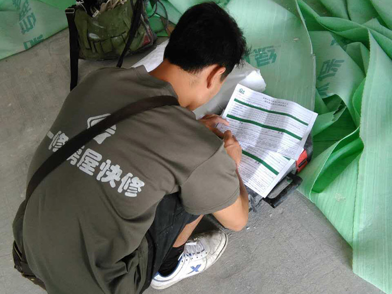 櫥柜五金安裝維修：櫥柜安裝前廚房瓷磚應提前勾縫完成，并應將櫥柜放置區(qū)域的地面和墻面衛(wèi)生清理干凈。五金件品質(zhì)影響整體質(zhì)量。櫥柜上的五金件是整體廚房最重要的組成部分,直接影響櫥柜的整體質(zhì)量。在合適的位置上打造出合適的鉆孔之后，就需要安裝螺絲了。對于五金拉籃的拉籃來說安裝時也需要一些漲塞，這樣才可以保證螺絲的固定更加結實，更加經(jīng)久耐用。櫥柜五金拉籃的安裝其實和櫥柜的安裝沒太大的區(qū)別，就是將滑軌安裝好后將拉籃裝上就可以了，這里要注意拉籃的水平性，不能兩邊高低不同。 裝抽屜和碗柜拉籃時，要盡量往下裝，這樣能多裝東西，充分利用空間，而拉手盡量裝在中間，如果拉手裝高，抽拉時就吃不上勁。