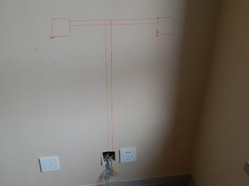 插座電路改線案例：插座離地面30公分（找平高度，毛墻要35合適），進(jìn)門開關(guān)高度140公分，離門洞7到8公分適合。確定好位置以后，打上水平線，可以保證開關(guān)插座精確定位。切槽要保持先關(guān)深度一直，槽寬度一直，衛(wèi)生間可以適當(dāng)淺一點(diǎn)。衛(wèi)生打掃干凈以后，我們用發(fā)泡劑把底盒固定，把線管需要走的線路走好，收拾利索。穿線的時(shí)候可以把PVC管子拿掉，電線順勢(shì)穿進(jìn)去，再把管子固定。 電線結(jié)完頭以后要涮錫，再用防水膠帶包裹，最后用電工膠帶包好。