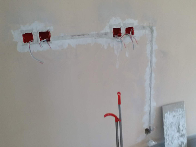 插座電路改線案例：插座離地面30公分（找平高度，毛墻要35合適），進(jìn)門開關(guān)高度140公分，離門洞7到8公分適合。確定好位置以后，打上水平線，可以保證開關(guān)插座精確定位。切槽要保持先關(guān)深度一直，槽寬度一直，衛(wèi)生間可以適當(dāng)淺一點(diǎn)。衛(wèi)生打掃干凈以后，我們用發(fā)泡劑把底盒固定，把線管需要走的線路走好，收拾利索。穿線的時(shí)候可以把PVC管子拿掉，電線順勢(shì)穿進(jìn)去，再把管子固定。 電線結(jié)完頭以后要涮錫，再用防水膠帶包裹，最后用電工膠帶包好。