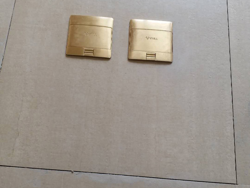 插座電路改線案例：插座離地面30公分（找平高度，毛墻要35合適），進(jìn)門開關(guān)高度140公分，離門洞7到8公分適合。確定好位置以后，打上水平線，可以保證開關(guān)插座精確定位。切槽要保持先關(guān)深度一直，槽寬度一直，衛(wèi)生間可以適當(dāng)淺一點(diǎn)。衛(wèi)生打掃干凈以后，我們用發(fā)泡劑把底盒固定，把線管需要走的線路走好，收拾利索。穿線的時(shí)候可以把PVC管子拿掉，電線順勢(shì)穿進(jìn)去，再把管子固定。 電線結(jié)完頭以后要涮錫，再用防水膠帶包裹，最后用電工膠帶包好。