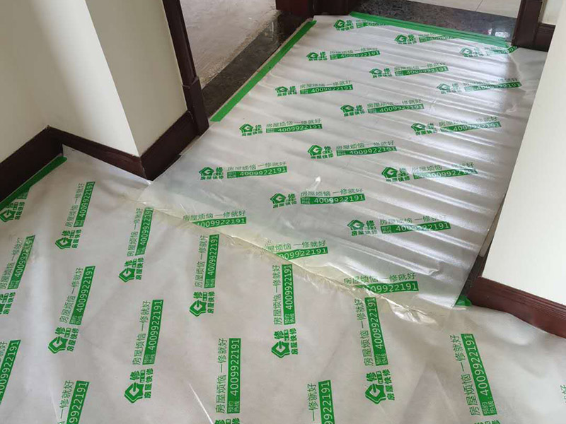 入戶門地面保護：入戶門是各種裝修物料進場以及各種建筑裝修垃圾清理的必經(jīng)之路，這些物品在搬運的過程中，與入戶門發(fā)生磕碰、摩擦的機率大大增加，所以，第一個需要做好成品保護的地方就是入戶門。建議：在裝修開工前直到家具進場期間，都需要對入戶門進行保護！對于這一點，可以使用成品保護膜將門包裹。