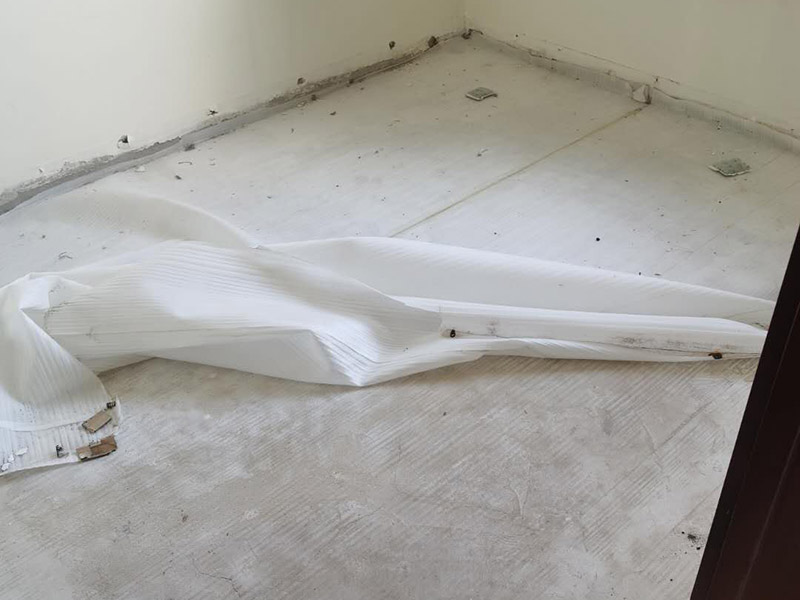 木地板拆除施工:了解地板在拆除前是如何鋪設(shè)的，仔細觀察四角的邊緣是否有空隙。先從踢腳線的開始拆，用平口啰嗦刀沿著踢腳線開始劃開。把踢腳線劃開后，就能把踢腳邊取下。這個時候地板就松動了，再順著松動的地板移動，讓更大面積的地板繼續(xù)松動。只到能方便取下，再動手取地板。拆地板的時候，不要亂拆，要順著地板的順序拆。一塊一塊的拆下，在拆的過程中若不好取，就要螺絲刀幫忙，就好拆多了。雖然舊地板還能有利于價值，所以拆的時候要盡量保存完整。但在拆地板的時候，即使再小心都會有破損的，所以要有這些心理準備。待舊地板完全拆完后，把地面清掃干凈。再晾一段時間才能重新裝地板，因此潮濕的地面是不適合裝地板的，等完全干燥透了再鋪新的地板。