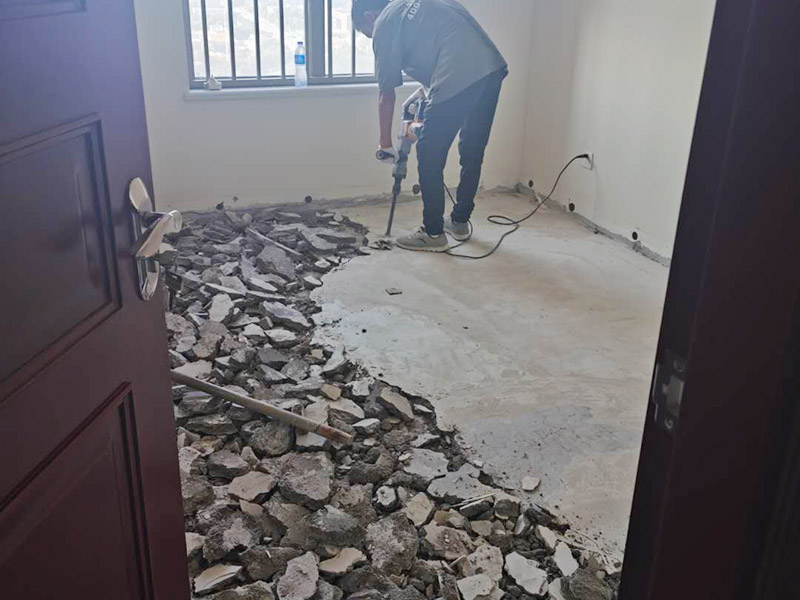 臥室地磚拆除方案：拆除地面瓷磚的方法;拆除地面磚容易的方法是，先想辦法撬開大門口的那塊地磚，因為那塊磚是有一邊露在外面的，比較容易撬開。再用扁的鑿子一片片的往里撬，如果水泥砂漿做得不是牢的話，可以用錘子把扁鑿敲進地磚和水泥地面中間的縫隙里的，那樣就能把地磚整塊的撬起來。 這樣的方法比用錘子從正面敲碎地磚要容易得多。如果順利的話，可能全部能夠撬起來。如果有部份撬不起來的。再用錘子敲碎就行了。 