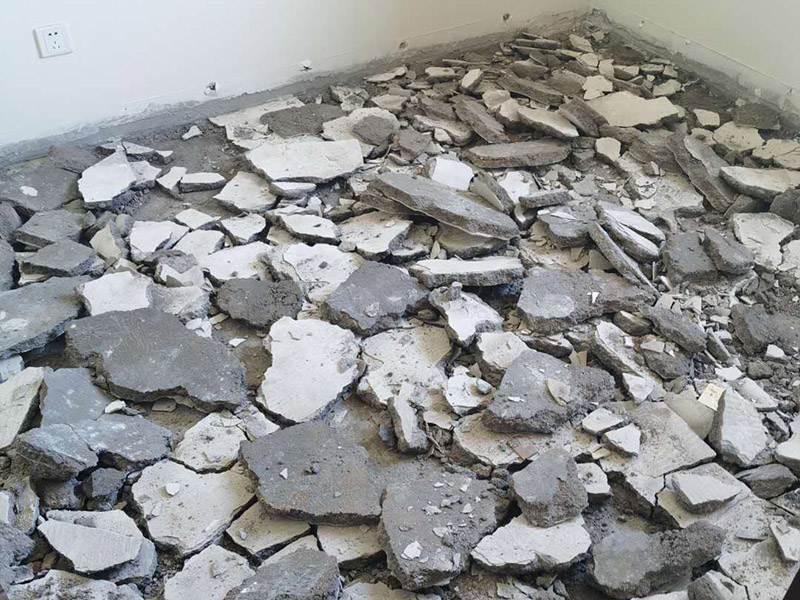 臥室地磚拆除方案：拆除地面瓷磚的方法;拆除地面磚容易的方法是，先想辦法撬開大門口的那塊地磚，因為那塊磚是有一邊露在外面的，比較容易撬開。再用扁的鑿子一片片的往里撬，如果水泥砂漿做得不是牢的話，可以用錘子把扁鑿敲進地磚和水泥地面中間的縫隙里的，那樣就能把地磚整塊的撬起來。 這樣的方法比用錘子從正面敲碎地磚要容易得多。如果順利的話，可能全部能夠撬起來。如果有部份撬不起來的。再用錘子敲碎就行了。 