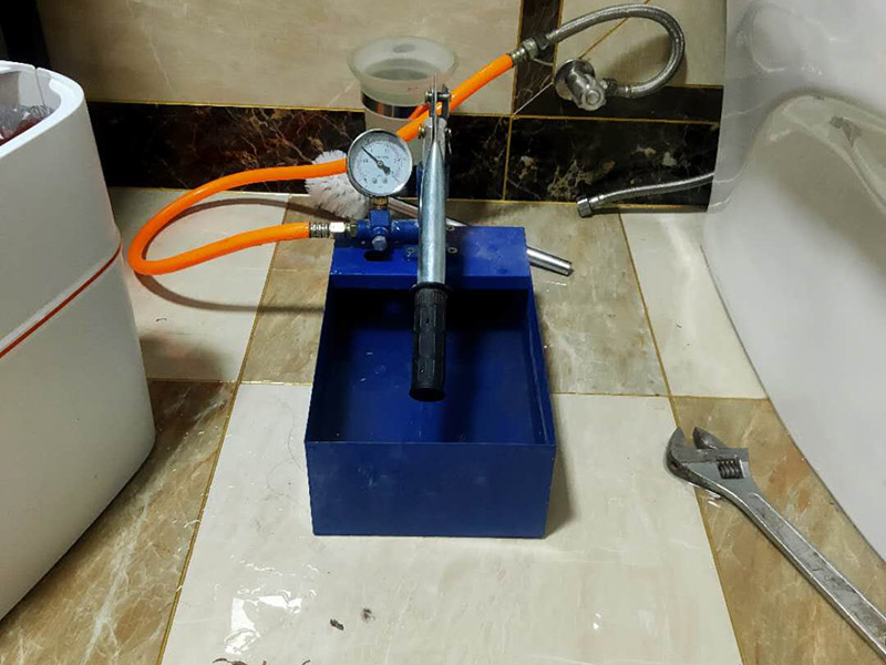 衛(wèi)生間漏水打壓：首先，打壓試驗，把衛(wèi)生間整體管道打壓，如果打壓正常，就可以排除是水管漏水。接下來就是看是不是防水問題。如果排除水管漏水，也不要就一口咬定是防水問題，這樣會導致直接砸掉地面，后面發(fā)現(xiàn)根本不需要。如果打壓有問題，那就可以判斷是水管漏水，根據(jù)樓下漏水點位置，就得砸掉樓上的瓷磚進行維修管道了