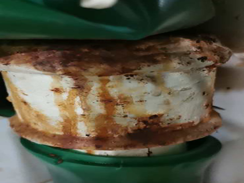 管道生銹漏水維修：1.如果是直徑2厘米的鐵水管漏水但是鐵水管上面沒有繡制，只是有部分的位置破dao壞了，首先我們先把水管的總閥關(guān)閉，然后更換該位置的鐵水管，然后切斷該位置的水管，接著我們用切絲用的器械切絲扣，最后接上鏈接頭就可以了。 2.如果直徑2厘米的鐵水管漏水是因?yàn)樗苋勘讳P蝕所致的。那么我們可以先把水管的總閥關(guān)閉，然后把該段水管全部換掉兩頭套上螺絲的扣擰上就可以了。 3.如果是直徑20厘米的鐵水管漏水了是因?yàn)殒溄宇^出現(xiàn)了問題那么把連接頭部分換掉就可以。如果是因?yàn)楣茏幼陨沓霈F(xiàn)了漏水，那么只有磨去原管子自身的繡制，然后采用焊接的方法修補(bǔ)就可以了。