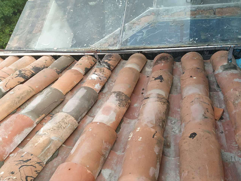 屋檐排水溝維修：檢查排水溝的接縫有沒有漏洞。您可以用與排水溝材質(zhì)相同的金屬片來修補(bǔ)小洞。大多數(shù)排水溝用的是鋁或銅。使用不同的金屬來修補(bǔ)排水溝將會(huì)出現(xiàn)腐蝕現(xiàn)象。在損壞的區(qū)域涂上厚厚的一層屋頂粘合劑，然后將補(bǔ)片按壓在合適的位置，并按排水溝的形狀彎曲補(bǔ)片。將更多的屋頂粘合劑涂抹在補(bǔ)片邊緣以起到隔水作用。