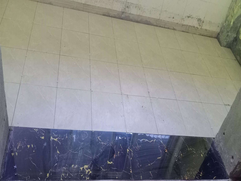 地磚鋪貼維修：鋪貼前，先將所鋪平面表面的塵土、雜物等徹底清掃干凈，平面不能有空鼓、開裂和起砂等現(xiàn)象，如果存在這些現(xiàn)象，要先進(jìn)行修復(fù)處理，在鋪設(shè)瓷磚。鋪設(shè)墻磚施工前，要先在墻體四周彈出標(biāo)高控制線。鋪設(shè)地磚施工前，要先在地面彈出十字線，從而控制地磚分隔尺寸。瓷磚的鋪貼，要選用1:3干硬性水泥砂漿，砂漿的厚度要在25mm左右。把瓷磚按照要求放在水泥砂漿上，用橡皮錘輕輕敲擊瓷磚的表面，直至瓷磚鋪貼平整。鋪貼完瓷磚后，要進(jìn)行勾縫處理，先清理干凈瓷磚縫隙里的雜質(zhì)，再用專用填縫劑進(jìn)行勾縫處理。鋪貼瓷磚的過程中，可以一邊鋪貼，一邊進(jìn)行簡(jiǎn)單的清理。在鋪貼完24小時(shí)后，再用棉布等對(duì)瓷磚的表面再進(jìn)行一次清理。