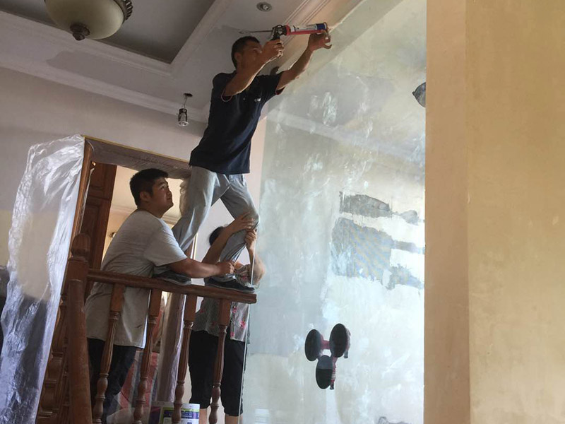 玻璃隔斷安裝:如用壓條安裝時(shí)先固定玻璃一側(cè)的壓條，并用橡膠墊墊在玻璃下方，再用壓條將玻璃固定；如用玻璃膠直接固定玻璃，應(yīng)將玻璃先安裝在小龍骨的預(yù)留槽內(nèi)，然后用玻璃膠封閉固定。首先在玻璃上沿四周粘上紙膠帶，根據(jù)設(shè)計(jì)要求將各種玻璃膠均勻地打在玻璃與小龍骨之間。待玻璃膠完全干后撕掉紙膠帶。