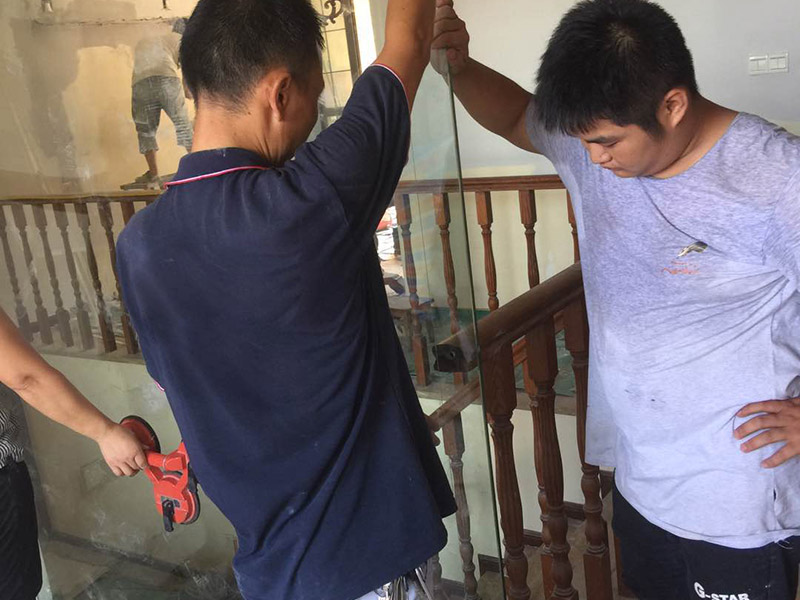 玻璃隔斷安裝:如用壓條安裝時(shí)先固定玻璃一側(cè)的壓條，并用橡膠墊墊在玻璃下方，再用壓條將玻璃固定；如用玻璃膠直接固定玻璃，應(yīng)將玻璃先安裝在小龍骨的預(yù)留槽內(nèi)，然后用玻璃膠封閉固定。首先在玻璃上沿四周粘上紙膠帶，根據(jù)設(shè)計(jì)要求將各種玻璃膠均勻地打在玻璃與小龍骨之間。待玻璃膠完全干后撕掉紙膠帶。