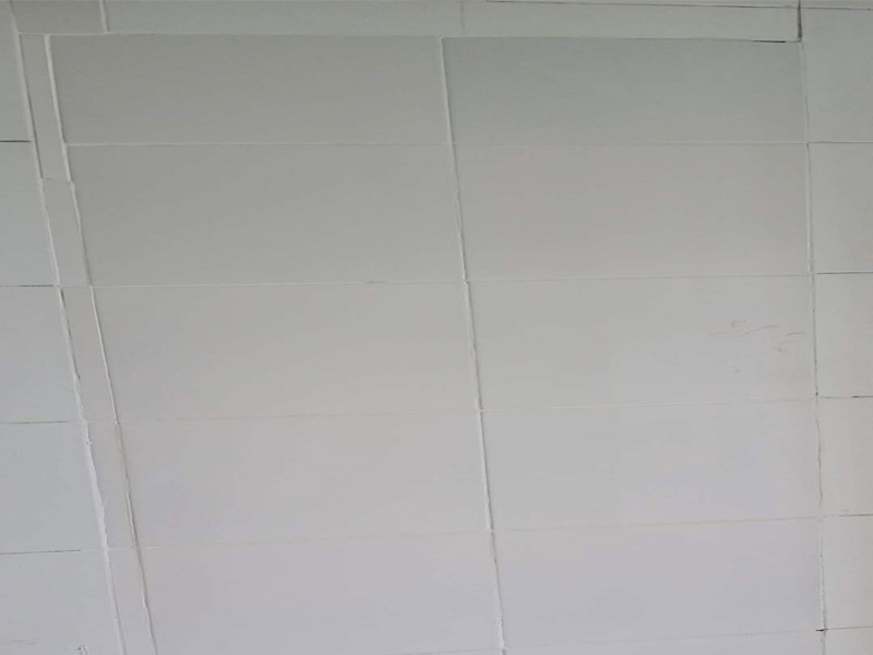 地面瓷磚鋪貼修補：首先應除去基層表面的污垢，油漬，浮灰;除去基層上所有涂料層，膩子層;如果基層未能達到平整度要求，需對基層進行預先的找平處理。加水后將粘結劑漿料攪拌至潤滑均勻，無明顯塊狀或糊狀結塊，攪拌后的漿料靜置5-10分鐘后再稍加攪拌1-2分鐘即可使用。在開始鋪貼施工前，需要先清理瓷磚表面的浮灰，污垢等。將瓷磚平整地鋪貼在基層上，使用橡膠錘將瓷磚拍實鋪平。施工過程中，可小幅度轉動瓷磚，使?jié){料與瓷磚背面充分接觸。根據磚的尺寸，在磚與磚之間預留相應尺寸的縫隙留待嵌縫。粘結劑具有一定的可調整性能，可對留縫的大小進行調整。瓷磚鋪貼結束后24小時，可進行嵌縫施工。將調制好的嵌縫劑均勻地涂在磚與磚的縫隙內。