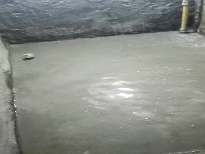 地面防水找平貼磚：衛(wèi)生間的防水工作流程，都是在地面用水泥砂漿找平一次，等它干透后再做防水。一般的防水施工要做2到3遍，而且防水的順序也是有講究的，比如，要先做完墻面防水再貼墻磚，其次才可以做地面防水，再貼地磚。因?yàn)榈孛娼?jīng)常會(huì)踩來(lái)踩去，地面防水如果先做了會(huì)很容易踩壞。一般情況下，在2到3遍的防水層全部做好后，會(huì)有5到7天的固化期，所以自然的，貼瓷磚肯定是要等到這之后才能做。固化期到了，我們也需要重新測(cè)試防水做的好不好，漏不漏水，這就需要再加水測(cè)試24小時(shí)后看看家里地面水位是否下降，或者看看樓下鄰居的衛(wèi)生間有