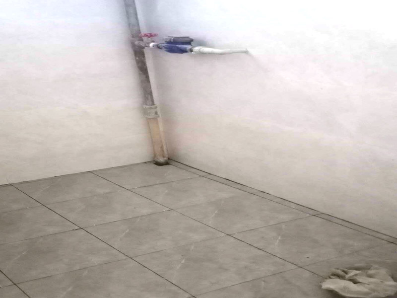 地面防水找平貼磚：衛(wèi)生間的防水工作流程，都是在地面用水泥砂漿找平一次，等它干透后再做防水。一般的防水施工要做2到3遍，而且防水的順序也是有講究的，比如，要先做完墻面防水再貼墻磚，其次才可以做地面防水，再貼地磚。因?yàn)榈孛娼?jīng)常會(huì)踩來(lái)踩去，地面防水如果先做了會(huì)很容易踩壞。一般情況下，在2到3遍的防水層全部做好后，會(huì)有5到7天的固化期，所以自然的，貼瓷磚肯定是要等到這之后才能做。固化期到了，我們也需要重新測(cè)試防水做的好不好，漏不漏水，這就需要再加水測(cè)試24小時(shí)后看看家里地面水位是否下降，或者看看樓下鄰居的衛(wèi)生間有