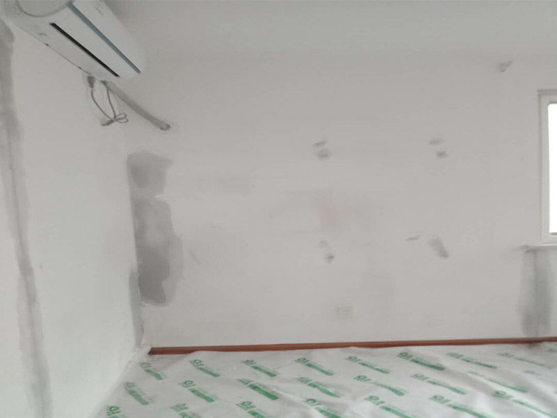 墻面修補(bǔ)翻新案例:舊墻的基本處理包括清理舊墻面原有的乳膠漆和膩?zhàn)訉拥溺P除、木裝修、其他表面裝飾物（如壁紙）的拆除，如果只是裝修了一兩年的墻面，墻面的膩?zhàn)涌梢圆挥苗P除，用鋼刷和砂紙打磨墻面后就可以重新涂刷乳膠漆，如果裝修時(shí)間較長的就需要將膩?zhàn)訉隅P除后再進(jìn)行后續(xù)工序。切記舊墻面一定要進(jìn)行處理，不能直接涂刷，粉化嚴(yán)重的墻面要鏟除后，抹上一層白水泥，再進(jìn)行涂刷。墻面涂刷底漆的作用是抗堿防潮、封固基材、保護(hù)面漆，提高面漆的質(zhì)感和遮蓋力。如果沒有刷底漆就直接上面漆的話，時(shí)間一長墻面就容易起泡、發(fā)霉，經(jīng)陽光長時(shí)間照射也會(huì)發(fā)生墻面變色的情況。