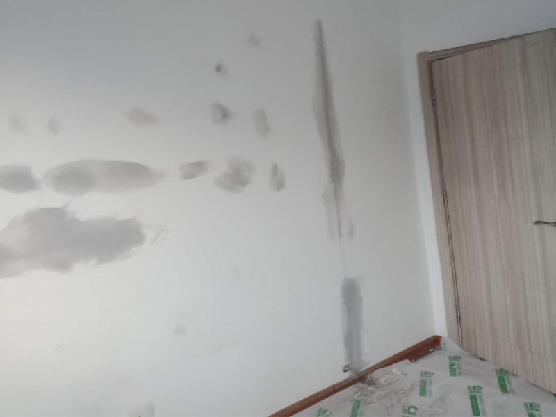 天花板刮膩子維修：刮膩子對不同的墻體有著不同的要求，像比較常見的混凝土的墻面，會出現(xiàn)一些氣孔與鼓起的現(xiàn)象，所以就要先把墻面修平整掉，磨平凸起處，填補(bǔ)凹陷處。如果是預(yù)制混凝土的墻面，那么它的表面層就會有一些砂礫與疙瘩的現(xiàn)象，這個時候就需要專業(yè)的施工人員，使用用鋼絲刷把墻面整體的刷一遍?；鶎幼龊锰幚砗螅瑝γ孢€是會有一些凹陷的地方，這個時候就可以用石膏膩子來補(bǔ)平。將石膏膩子壓實凹陷處，橫抹豎起的地方再重新刮一遍，這樣來確保墻面的平整。刮膩子之前，噴刷一遍粘結(jié)劑，就可以開始刮膩子了。膩子刮完后，仔細(xì)檢查看看墻面