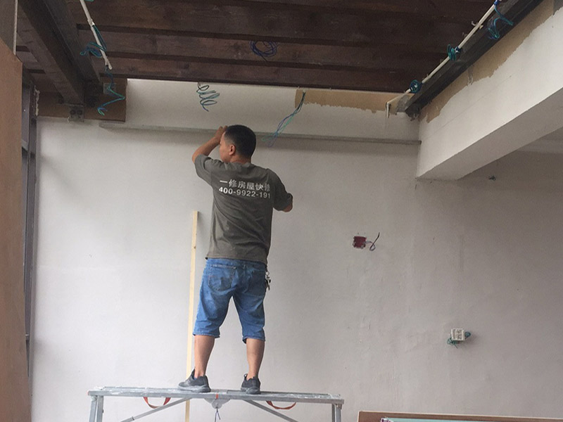 木龍骨吊頂安裝：先確認(rèn)好吊頂?shù)奈恢?，然后?duì)該位置進(jìn)行精準(zhǔn)的測(cè)量，最后再進(jìn)行標(biāo)高，最好對(duì)墻面進(jìn)行彈線，吊頂?shù)奈恢脮?huì)更加準(zhǔn)確，需要注意的是，為了確保吊頂?shù)姆€(wěn)定性，各個(gè)孔眼之間的距離大約保持在30cm左右最佳。木龍骨在安裝之前，需要先在木龍骨上開槽，然后進(jìn)行拼接，最后用膠水和釘子固定住，才能吊頂，注意一般面積要控制在10襯之內(nèi)，吊頂才會(huì)更加牢固、好看。所有龍骨拼接完畢之后，需要先進(jìn)行檢查，確認(rèn)無誤后才可進(jìn)行固定，因?yàn)檎麄€(gè)吊頂?shù)倪吔俏恢?，都需要進(jìn)行封口處理，否則會(huì)影響吊頂?shù)馁|(zhì)量，所以必須仔細(xì)安裝。