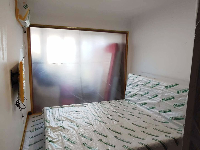 成品家具保護措施：各類裝修物料的進場、建筑裝修垃圾的清理都必須經過入戶門。在對物品進行搬運時，難免會與入戶門發(fā)生磕碰及摩擦。水電改造是基礎裝修，水電裝修的質量好壞，直接決定著后期的施工和使用。因此，在進行水電改造時，同樣需要做好成品保護工作。水電改造完成后，應當對各種管線進行規(guī)范的固定，以防脫落;對裸露的線頭要進行包裹，以防發(fā)生觸電的危險;做好地面裸線管的固定和保護，防止被踩壞。同時，在搬運物料時，也不要破壞地面鋪設的管線。進行裝修施工時，磁環(huán)邊鋪邊勾縫，在崗鋪設的瓷磚、地板上堆放雜物、走動踩踏，地板沒有使用成品保護膜覆蓋等都會影響瓷磚及地板的鋪貼效果，使瓷磚出現(xiàn)施工質量問題。