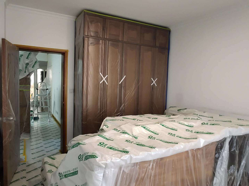 成品家具保護措施：各類裝修物料的進場、建筑裝修垃圾的清理都必須經過入戶門。在對物品進行搬運時，難免會與入戶門發(fā)生磕碰及摩擦。水電改造是基礎裝修，水電裝修的質量好壞，直接決定著后期的施工和使用。因此，在進行水電改造時，同樣需要做好成品保護工作。水電改造完成后，應當對各種管線進行規(guī)范的固定，以防脫落;對裸露的線頭要進行包裹，以防發(fā)生觸電的危險;做好地面裸線管的固定和保護，防止被踩壞。同時，在搬運物料時，也不要破壞地面鋪設的管線。進行裝修施工時，磁環(huán)邊鋪邊勾縫，在崗鋪設的瓷磚、地板上堆放雜物、走動踩踏，地板沒有使用成品保護膜覆蓋等都會影響瓷磚及地板的鋪貼效果，使瓷磚出現(xiàn)施工質量問題。