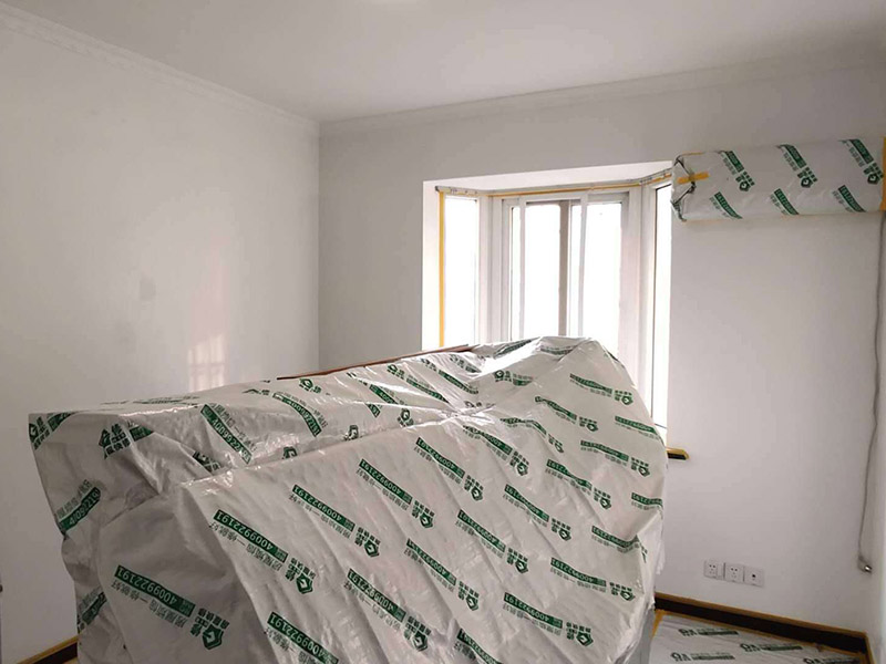 成品家具保護措施：各類裝修物料的進場、建筑裝修垃圾的清理都必須經過入戶門。在對物品進行搬運時，難免會與入戶門發(fā)生磕碰及摩擦。水電改造是基礎裝修，水電裝修的質量好壞，直接決定著后期的施工和使用。因此，在進行水電改造時，同樣需要做好成品保護工作。水電改造完成后，應當對各種管線進行規(guī)范的固定，以防脫落;對裸露的線頭要進行包裹，以防發(fā)生觸電的危險;做好地面裸線管的固定和保護，防止被踩壞。同時，在搬運物料時，也不要破壞地面鋪設的管線。進行裝修施工時，磁環(huán)邊鋪邊勾縫，在崗鋪設的瓷磚、地板上堆放雜物、走動踩踏，地板沒有使用成品保護膜覆蓋等都會影響瓷磚及地板的鋪貼效果，使瓷磚出現(xiàn)施工質量問題。