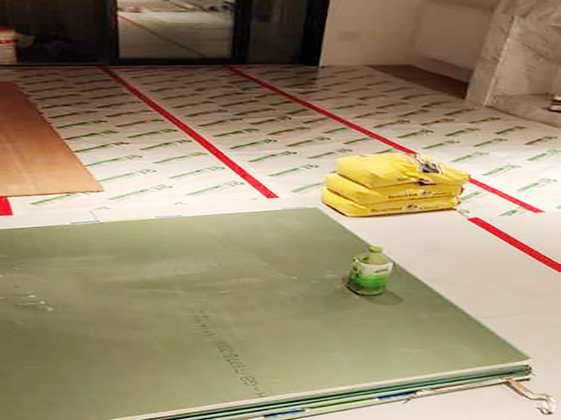 地面保護(hù)方案：入戶門的保護(hù) 各種裝修物料的進(jìn)場以及各種建筑裝修的清理，都會(huì)經(jīng)過入戶門，這些物品在搬運(yùn)的過程中，與入戶門發(fā)生磕碰、摩擦的機(jī)率大大增加，所以，第一個(gè)需要做好成品保護(hù)的地方就是我們的入戶門。建議：在裝修開工前直到家具進(jìn)場期間，都需要對(duì)入戶門進(jìn)行保護(hù)！對(duì)于這一點(diǎn)，可以使用成品保護(hù)膜將門包裹。 二、水電改造時(shí)的保護(hù) 1、電路改造的時(shí)候，能開槽的地方盡量開槽。 2、不能開槽的地方一定要做好固定和保護(hù)。 3、下水管要封好 。4、對(duì)裸露的線頭盡量進(jìn)行包裹。 三、瓷磚、地板的鋪貼保護(hù) 瓷磚、地板的鋪裝，也屬于基礎(chǔ)裝修的部分，經(jīng)常發(fā)現(xiàn)瓷磚施工時(shí)和施工后都沒有做成品保護(hù)工作，具體的表現(xiàn)有：瓷磚邊鋪邊勾縫、在剛鋪的瓷磚、地板上堆放雜物、剛鋪的瓷磚就在上面走動(dòng)踩踏、地面瓷磚、地板沒有使用成品保護(hù)膜覆蓋等，這些都會(huì)影響瓷磚的鋪貼效果，造成瓷磚的施工質(zhì)量問題。 