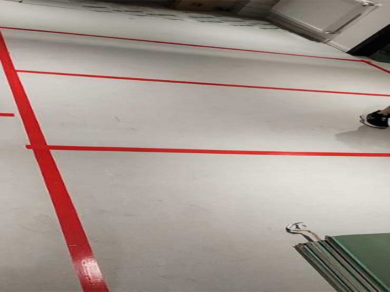 地面保護(hù)方案：入戶門的保護(hù) 各種裝修物料的進(jìn)場以及各種建筑裝修的清理，都會(huì)經(jīng)過入戶門，這些物品在搬運(yùn)的過程中，與入戶門發(fā)生磕碰、摩擦的機(jī)率大大增加，所以，第一個(gè)需要做好成品保護(hù)的地方就是我們的入戶門。建議：在裝修開工前直到家具進(jìn)場期間，都需要對(duì)入戶門進(jìn)行保護(hù)！對(duì)于這一點(diǎn)，可以使用成品保護(hù)膜將門包裹。 二、水電改造時(shí)的保護(hù) 1、電路改造的時(shí)候，能開槽的地方盡量開槽。 2、不能開槽的地方一定要做好固定和保護(hù)。 3、下水管要封好 。4、對(duì)裸露的線頭盡量進(jìn)行包裹。 三、瓷磚、地板的鋪貼保護(hù) 瓷磚、地板的鋪裝，也屬于基礎(chǔ)裝修的部分，經(jīng)常發(fā)現(xiàn)瓷磚施工時(shí)和施工后都沒有做成品保護(hù)工作，具體的表現(xiàn)有：瓷磚邊鋪邊勾縫、在剛鋪的瓷磚、地板上堆放雜物、剛鋪的瓷磚就在上面走動(dòng)踩踏、地面瓷磚、地板沒有使用成品保護(hù)膜覆蓋等，這些都會(huì)影響瓷磚的鋪貼效果，造成瓷磚的施工質(zhì)量問題。 