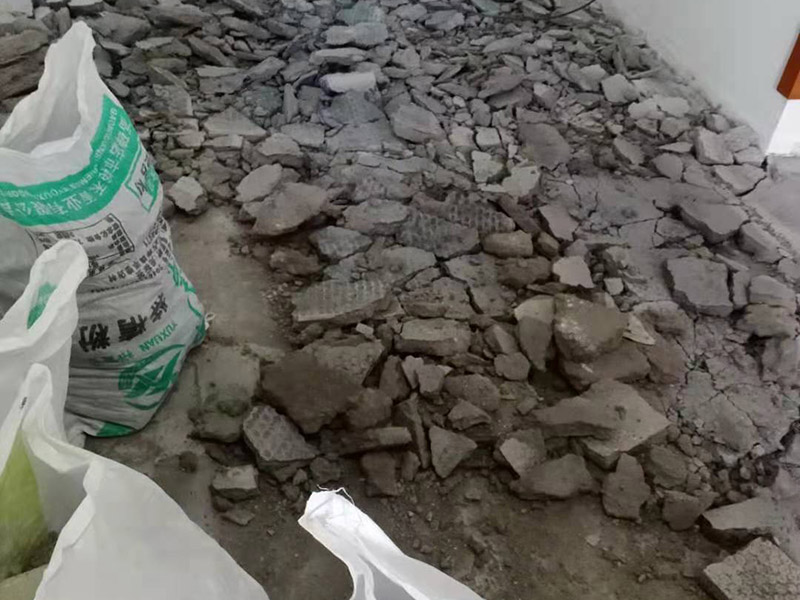 客廳地磚拆除施工：為了更好的拆除地磚，我們可以優(yōu)先從大門口那塊開始，因?yàn)榭梢愿斓恼业浇涌p，比較容易撬開。找到接縫，用扁口鑿?fù)锴?。如何水泥砂漿還不是特別牢固的話，用錘子將扁口鑿輕敲進(jìn)縫隙內(nèi)，就可以瞬間將整塊地磚撬起拆除。