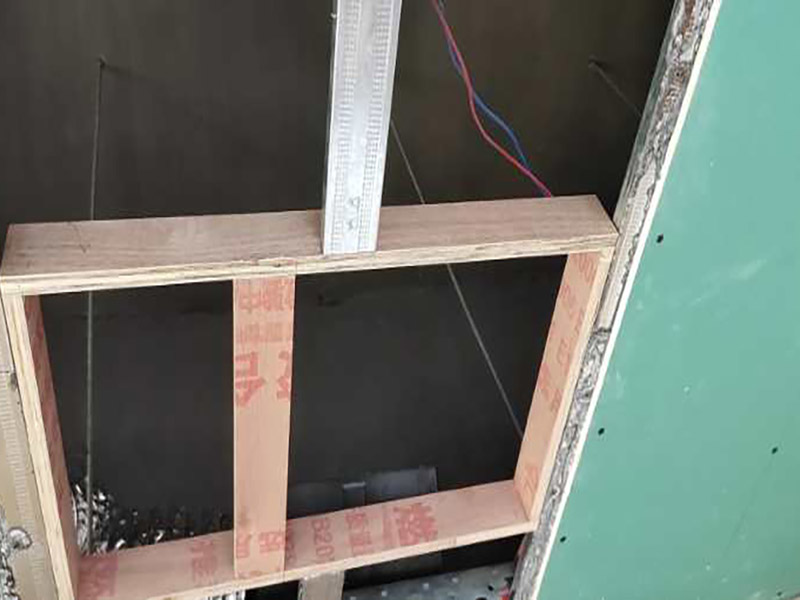 吊頂安裝施工：做好了樓層和墻壁等處需要標高之后，裝修吊頂?shù)牧鞒痰南乱画h(huán)節(jié)就是主龍骨吊桿的安裝了。如果已經(jīng)確定清楚了頂棚標高水平線及主龍骨的位置的話，就可以進行對吊桿下頭的標高操作了，實施起來也很簡單，通過膨脹螺栓來將無螺栓絲吊桿的其中一頭固定于主龍骨和吊掛間距中的樓板下方即可。這里需要注意的一點是，專業(yè)、合格的吊桿一般都要求以8毫米扁鋼或6米的鋼筋材料來制作。主龍骨和各部分螺母配置好后，就可以開展裝修吊頂?shù)牧鞒讨械目郯灏惭b工序了。