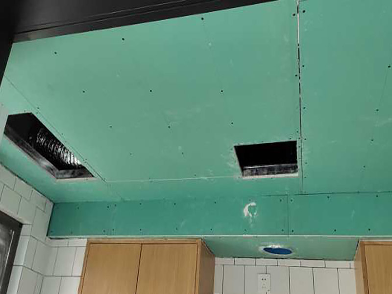 吊頂安裝施工：做好了樓層和墻壁等處需要標高之后，裝修吊頂?shù)牧鞒痰南乱画h(huán)節(jié)就是主龍骨吊桿的安裝了。如果已經(jīng)確定清楚了頂棚標高水平線及主龍骨的位置的話，就可以進行對吊桿下頭的標高操作了，實施起來也很簡單，通過膨脹螺栓來將無螺栓絲吊桿的其中一頭固定于主龍骨和吊掛間距中的樓板下方即可。這里需要注意的一點是，專業(yè)、合格的吊桿一般都要求以8毫米扁鋼或6米的鋼筋材料來制作。主龍骨和各部分螺母配置好后，就可以開展裝修吊頂?shù)牧鞒讨械目郯灏惭b工序了。