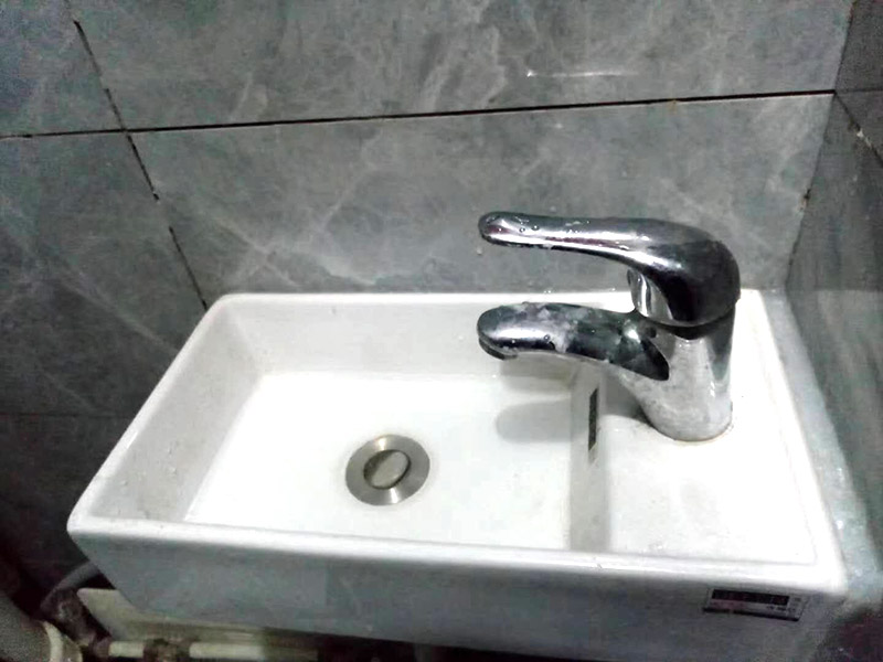 公寓局部改造:衛(wèi)生間改造中水電的改造尤為重要且需要最早開(kāi)始著手，由于會(huì)涉及到浴霸采暖、燈光的線(xiàn)路走向、水管的入墻等問(wèn)題，所以在改造之前需制定一個(gè)詳細(xì)的水電走向設(shè)計(jì)，從而提高安全質(zhì)量以及滿(mǎn)足裝修業(yè)主們生活的需要。其次就是需要對(duì)其做相應(yīng)的防水處理。因?yàn)樵谌粘５募彝ブ?，衛(wèi)生間的水是處處可見(jiàn)的，非常潮濕。衛(wèi)生間內(nèi)的防水涂料是由地面延伸到墻面的，涂刷過(guò)程中精良的保證厚度均勻。還需要處理好地面和墻面交界處的各類(lèi)管件的涂刷。待防水處理完全確定后，等待地面干透就可以做后續(xù)的工程了。