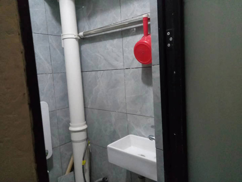 公寓局部改造:衛(wèi)生間改造中水電的改造尤為重要且需要最早開(kāi)始著手，由于會(huì)涉及到浴霸采暖、燈光的線(xiàn)路走向、水管的入墻等問(wèn)題，所以在改造之前需制定一個(gè)詳細(xì)的水電走向設(shè)計(jì)，從而提高安全質(zhì)量以及滿(mǎn)足裝修業(yè)主們生活的需要。其次就是需要對(duì)其做相應(yīng)的防水處理。因?yàn)樵谌粘５募彝ブ?，衛(wèi)生間的水是處處可見(jiàn)的，非常潮濕。衛(wèi)生間內(nèi)的防水涂料是由地面延伸到墻面的，涂刷過(guò)程中精良的保證厚度均勻。還需要處理好地面和墻面交界處的各類(lèi)管件的涂刷。待防水處理完全確定后，等待地面干透就可以做后續(xù)的工程了。