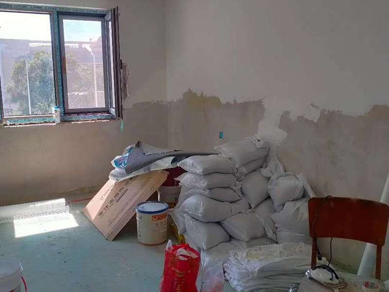 全屋整體裝修翻新：首先在做翻新的時(shí)候一定要把之前的墻面給處理干凈，粉化嚴(yán)重的一定要鏟除干凈。由于之前的墻面有刷過(guò)油漆和乳膠漆，所在做完鏟除后一定要做打磨處理，將原來(lái)墻體上的結(jié)實(shí)的表皮及浮沉全部清理掉，如果說(shuō)墻體出現(xiàn)小部分的凹陷以及裂縫的話可以用膩?zhàn)由晕⑻钛a(bǔ)一下。 清理干凈的墻面一定要刷一道底漆，墻面底漆的主要作用就是抗堿防潮、封固基材、保護(hù)面漆、提高面漆的質(zhì)量以及遮蓋力。尤其是對(duì)老房子進(jìn)行翻新的時(shí)候底漆是特別的重要，如果說(shuō)是直接的上面漆的話墻面就很容易起泡發(fā)霉，時(shí)間不久后就會(huì)再一次出現(xiàn)脫落現(xiàn)象，不能重蹈覆轍。 在上面漆之前要裝油漆按照漆桶的說(shuō)明配比及涂刷，要準(zhǔn)備足夠的量，保證顏色的相同，不要因?yàn)榱可偃绷亢髞?lái)進(jìn)行后補(bǔ)，這樣很容易發(fā)生色差的問(wèn)題。刷面漆時(shí)要選擇質(zhì)量好的刷漆滾筒，這樣刷出來(lái)的質(zhì)地才會(huì)更加的均勻好看。刷完漆之后要注意通風(fēng)問(wèn)題，因?yàn)橄♂寗┲械亩妆匠煞謺?huì)與乳膠漆中的成分發(fā)生化學(xué)反應(yīng)導(dǎo)致墻面泛黃。