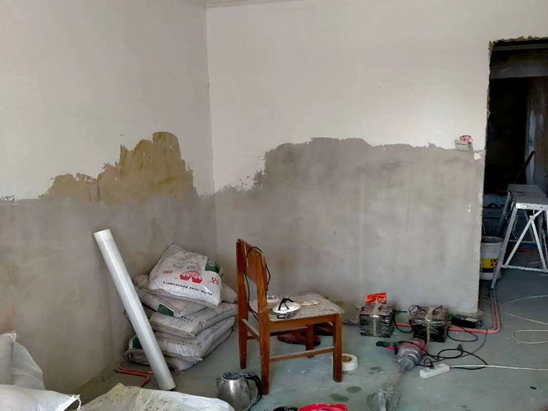 全屋整體裝修翻新：首先在做翻新的時(shí)候一定要把之前的墻面給處理干凈，粉化嚴(yán)重的一定要鏟除干凈。由于之前的墻面有刷過(guò)油漆和乳膠漆，所在做完鏟除后一定要做打磨處理，將原來(lái)墻體上的結(jié)實(shí)的表皮及浮沉全部清理掉，如果說(shuō)墻體出現(xiàn)小部分的凹陷以及裂縫的話可以用膩?zhàn)由晕⑻钛a(bǔ)一下。 清理干凈的墻面一定要刷一道底漆，墻面底漆的主要作用就是抗堿防潮、封固基材、保護(hù)面漆、提高面漆的質(zhì)量以及遮蓋力。尤其是對(duì)老房子進(jìn)行翻新的時(shí)候底漆是特別的重要，如果說(shuō)是直接的上面漆的話墻面就很容易起泡發(fā)霉，時(shí)間不久后就會(huì)再一次出現(xiàn)脫落現(xiàn)象，不能重蹈覆轍。 在上面漆之前要裝油漆按照漆桶的說(shuō)明配比及涂刷，要準(zhǔn)備足夠的量，保證顏色的相同，不要因?yàn)榱可偃绷亢髞?lái)進(jìn)行后補(bǔ)，這樣很容易發(fā)生色差的問(wèn)題。刷面漆時(shí)要選擇質(zhì)量好的刷漆滾筒，這樣刷出來(lái)的質(zhì)地才會(huì)更加的均勻好看。刷完漆之后要注意通風(fēng)問(wèn)題，因?yàn)橄♂寗┲械亩妆匠煞謺?huì)與乳膠漆中的成分發(fā)生化學(xué)反應(yīng)導(dǎo)致墻面泛黃。