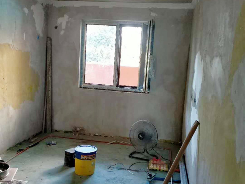 全屋整體裝修翻新：首先在做翻新的時(shí)候一定要把之前的墻面給處理干凈，粉化嚴(yán)重的一定要鏟除干凈。由于之前的墻面有刷過(guò)油漆和乳膠漆，所在做完鏟除后一定要做打磨處理，將原來(lái)墻體上的結(jié)實(shí)的表皮及浮沉全部清理掉，如果說(shuō)墻體出現(xiàn)小部分的凹陷以及裂縫的話可以用膩?zhàn)由晕⑻钛a(bǔ)一下。 清理干凈的墻面一定要刷一道底漆，墻面底漆的主要作用就是抗堿防潮、封固基材、保護(hù)面漆、提高面漆的質(zhì)量以及遮蓋力。尤其是對(duì)老房子進(jìn)行翻新的時(shí)候底漆是特別的重要，如果說(shuō)是直接的上面漆的話墻面就很容易起泡發(fā)霉，時(shí)間不久后就會(huì)再一次出現(xiàn)脫落現(xiàn)象，不能重蹈覆轍。 在上面漆之前要裝油漆按照漆桶的說(shuō)明配比及涂刷，要準(zhǔn)備足夠的量，保證顏色的相同，不要因?yàn)榱可偃绷亢髞?lái)進(jìn)行后補(bǔ)，這樣很容易發(fā)生色差的問(wèn)題。刷面漆時(shí)要選擇質(zhì)量好的刷漆滾筒，這樣刷出來(lái)的質(zhì)地才會(huì)更加的均勻好看。刷完漆之后要注意通風(fēng)問(wèn)題，因?yàn)橄♂寗┲械亩妆匠煞謺?huì)與乳膠漆中的成分發(fā)生化學(xué)反應(yīng)導(dǎo)致墻面泛黃。