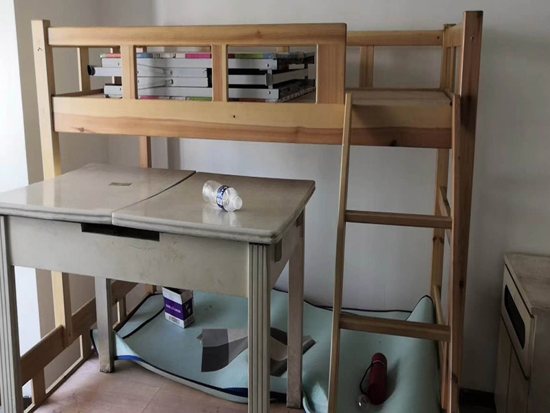 兒童房上下鋪安裝:實木上下鋪，要分開安裝，先裝下鋪。在安裝的時候，一定要先把下鋪安裝好，安裝好下鋪以后才能把上鋪安裝好。先安裝下鋪，能夠起到很好的固定作用，目的就是為了能夠在安裝的時候比較方便。實木上下鋪，先安裝上鋪，也是為了后續(xù)施工比較方便，能夠節(jié)省一定的時間。裝完下鋪以后，我們就要開始安裝上鋪了。上鋪的安裝方法是和下鋪一樣的，不過都是要在安裝過程中注意，一定要連接固定，牢固的床鋪使用時間才能更久，在使用的時候，即使發(fā)出聲響也會比較小，不會出現(xiàn)太大的問題。 接下來就是一體式的上下鋪就比較好安裝了。一體式的上下鋪安裝更簡單，只要把板材鋪設(shè)好就可以使用了。一般一體式的都是廠家直接安裝好的，根本不需要再去費力安裝，也是比較方便的。