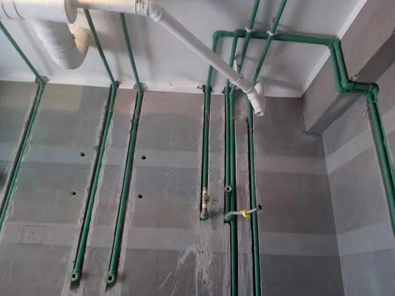 水電線路安裝方案：首先要根據(jù)裝設(shè)計(jì)圖紙對(duì)房屋進(jìn)行部分的改造,如對(duì)某些墻體的砸除,對(duì)某些部位的修改。管道開(kāi)槽,管道開(kāi)槽包括兩部分,一是水管管道開(kāi)槽,二是電信線路開(kāi)槽。特別要注意的是, 要將強(qiáng)電與弱電,開(kāi)關(guān)、空調(diào)插座與電器插座分開(kāi)走線,且注意開(kāi)關(guān)插座底合安裝時(shí)必須水平垂直,這樣使后面的面板安裝會(huì)更平整。