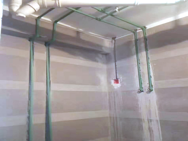 水電線路安裝方案：首先要根據(jù)裝設(shè)計(jì)圖紙對(duì)房屋進(jìn)行部分的改造,如對(duì)某些墻體的砸除,對(duì)某些部位的修改。管道開(kāi)槽,管道開(kāi)槽包括兩部分,一是水管管道開(kāi)槽,二是電信線路開(kāi)槽。特別要注意的是, 要將強(qiáng)電與弱電,開(kāi)關(guān)、空調(diào)插座與電器插座分開(kāi)走線,且注意開(kāi)關(guān)插座底合安裝時(shí)必須水平垂直,這樣使后面的面板安裝會(huì)更平整。