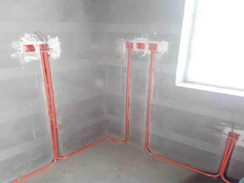 水電線路安裝方案：首先要根據(jù)裝設(shè)計(jì)圖紙對(duì)房屋進(jìn)行部分的改造,如對(duì)某些墻體的砸除,對(duì)某些部位的修改。管道開(kāi)槽,管道開(kāi)槽包括兩部分,一是水管管道開(kāi)槽,二是電信線路開(kāi)槽。特別要注意的是, 要將強(qiáng)電與弱電,開(kāi)關(guān)、空調(diào)插座與電器插座分開(kāi)走線,且注意開(kāi)關(guān)插座底合安裝時(shí)必須水平垂直,這樣使后面的面板安裝會(huì)更平整。