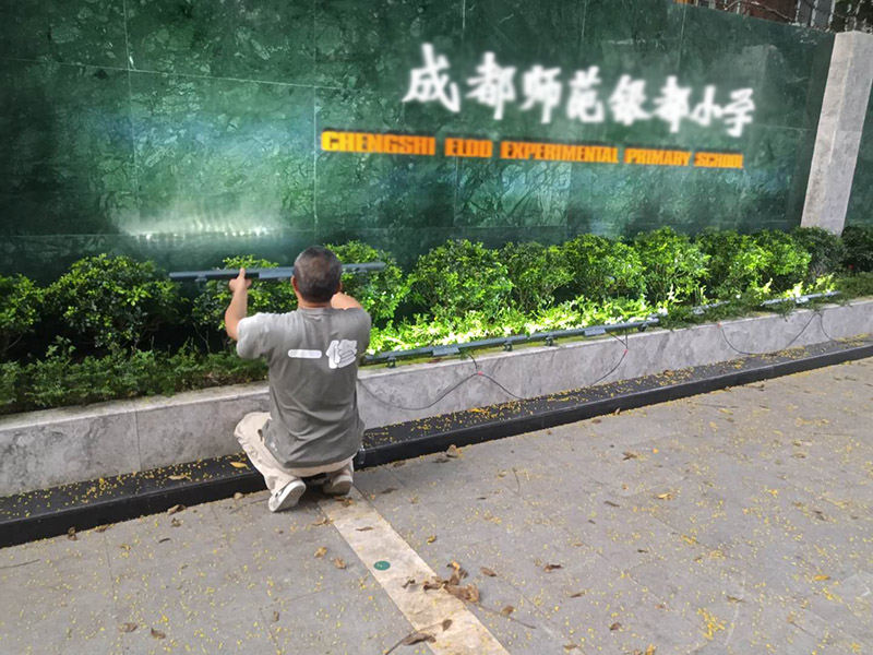 外墻修補(bǔ)及燈具安裝：射燈一般是安裝在踢腳線里，這樣即不占用家庭的其他位置，又能達(dá)到美觀的效果，將踢腳線的射燈打開后，就會(huì)感覺自己置身燈光的舞臺(tái)，很唯美，還能烘托氣氛。射燈屬于高聚光的燈具，一般是起到強(qiáng)調(diào)或者突出某樣物品的作用，可以起到烘托的作用，使人觀賞的人有眼前為之一亮的感覺。并將整個(gè)空間的亮點(diǎn)都能夠清晰的展現(xiàn)在住戶面前，營造出高端、大氣。