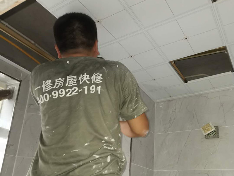 衛(wèi)生間吊頂安裝：吊頂安裝的第一個(gè)步驟就是邊角線安裝了。邊角線的安裝是為了確定吊頂?shù)陌惭b高度和安裝水平，也是為了接下來(lái)的龍骨安裝做鋪墊，方便后續(xù)的工作。在吊頂?shù)陌惭b中，有六根螺桿將會(huì)承擔(dān)起整個(gè)吊頂?shù)闹亓?。在安裝螺桿時(shí)，我們要注意安裝師傅是不是在不影響電器安裝的情況下打的孔。龍骨安裝可以說(shuō)是吊頂安裝中最為重要的一部分了。因?yàn)辇埞鞘钦麄€(gè)吊頂扣板的承重物，也是做造型的關(guān)鍵?？郯寰褪俏覀兲ь^，能看到的吊頂?shù)牟糠至??？郯逶邶埞前惭b好、電器口預(yù)留好了之后就可以進(jìn)行安裝。安裝扣板時(shí)，安裝師傅會(huì)按照扣板四邊的膜上的箭頭方向來(lái)進(jìn)行安裝。一般來(lái)說(shuō)，第一排的扣板會(huì)用美工刀做一些切割，這樣才會(huì)既美觀又堆成。切割口也會(huì)對(duì)著墻面，不會(huì)露出來(lái)。